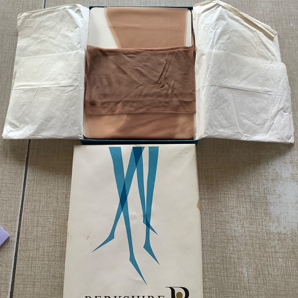 4 Pairs Vintage BERKSHIRE Nylon STOCKINGS Seamless RT Frolic SUNTAN Sz TALL New - Picture 3 of 4